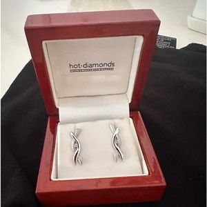 Diamond earrings in sterling silver.